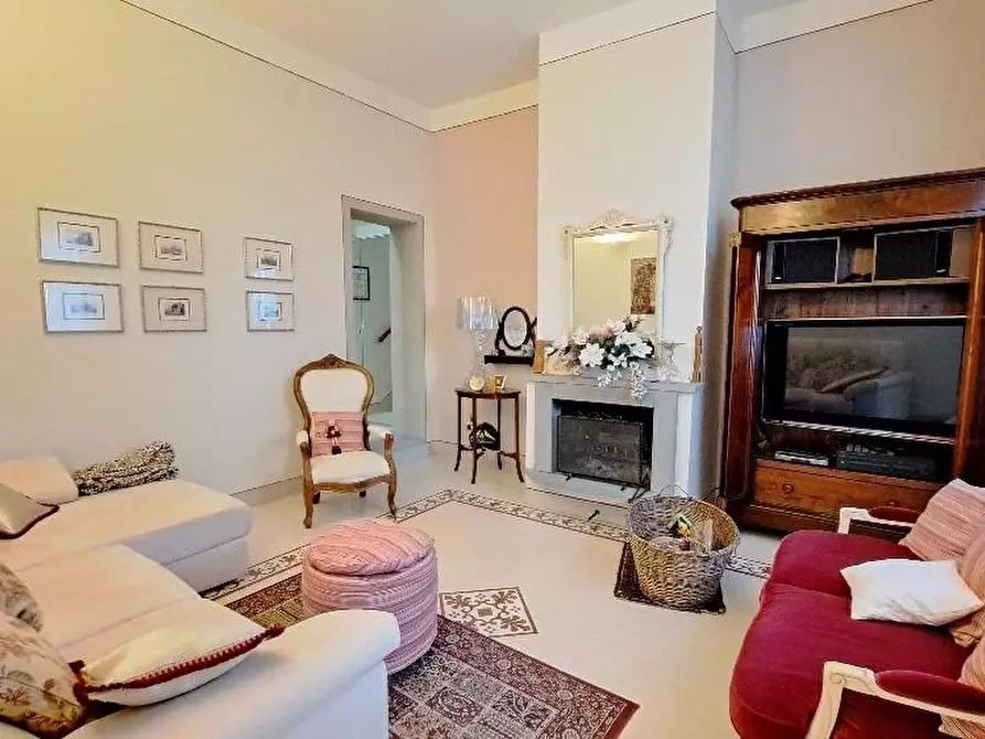 Immagine 1 di Villa in vendita  a Pisa