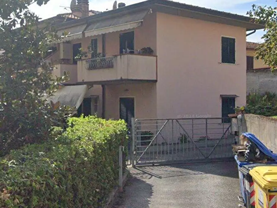 Immagine 1 di Garage in vendita  a Massa
