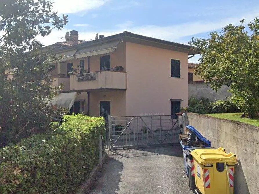 Immagine 1 di Garage in vendita  a Massa