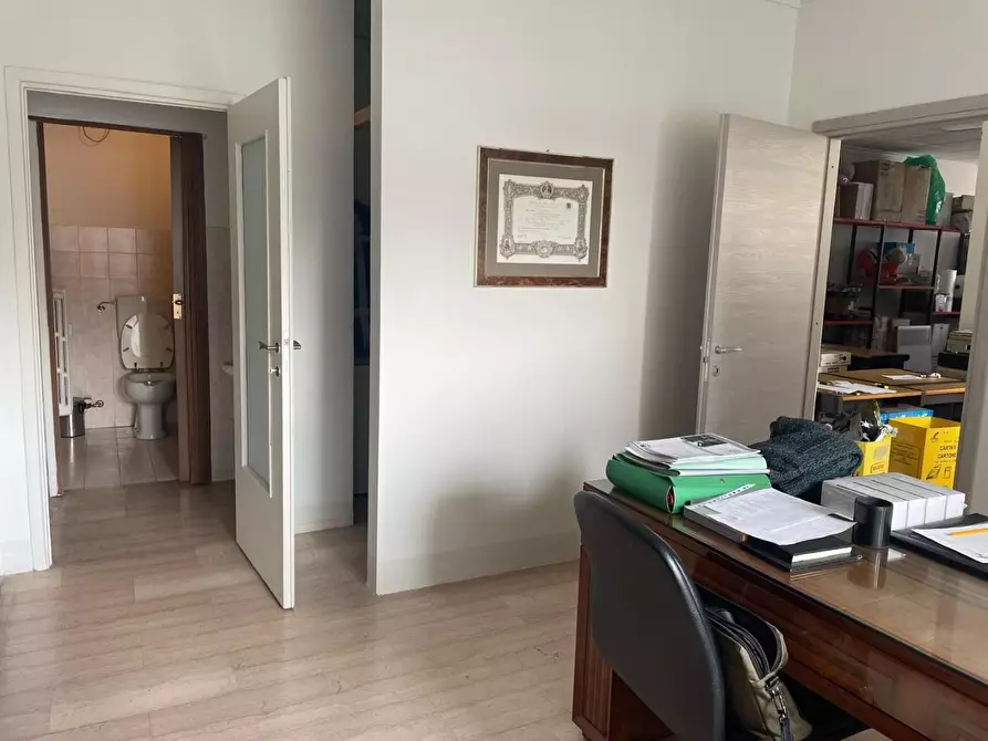 Immagine 2 di Attività commerciale in vendita  a Torino