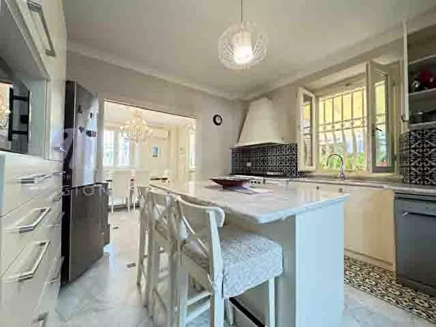 Immagine 3 di Villa in vendita  a Forte Dei Marmi