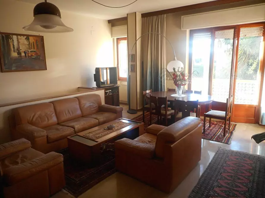 Immagine 2 di Appartamento in vendita  a Massa