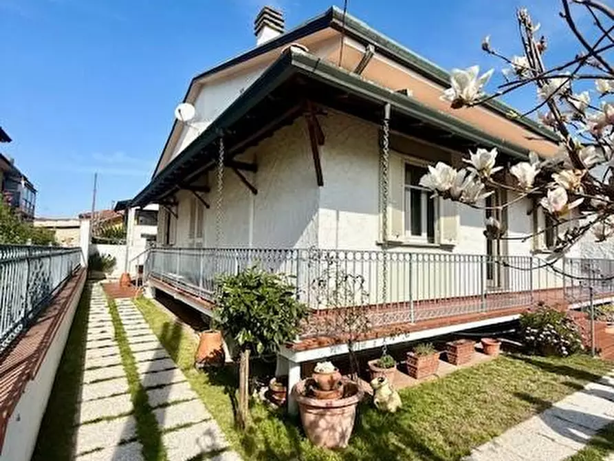 Immagine 1 di Casa semindipendente in vendita  a Camaiore