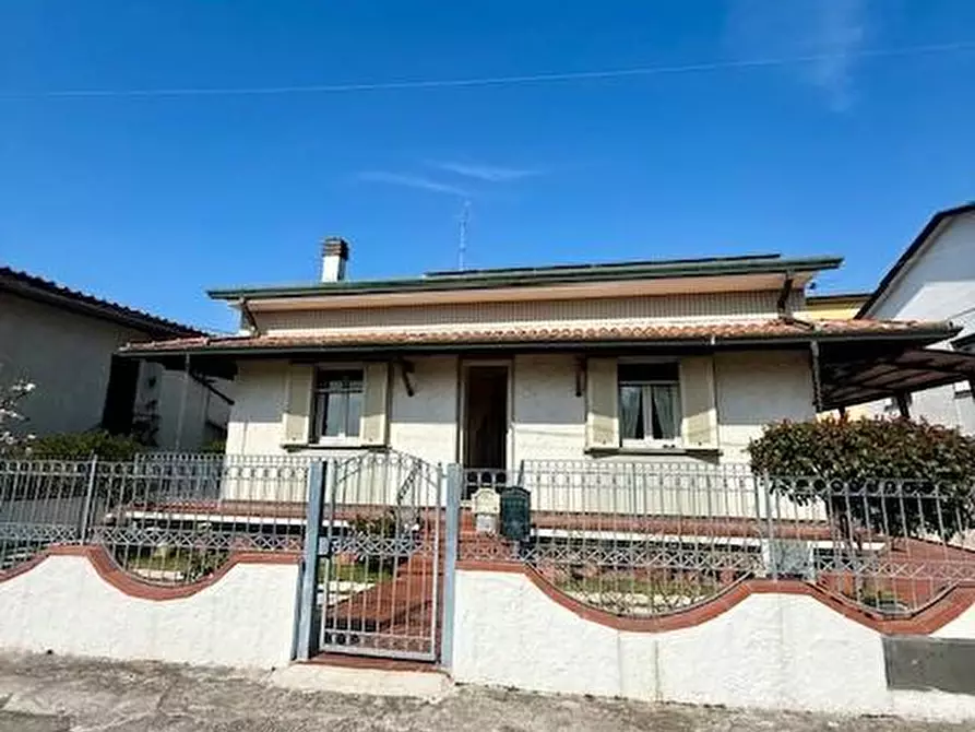 Immagine 3 di Casa semindipendente in vendita  a Camaiore