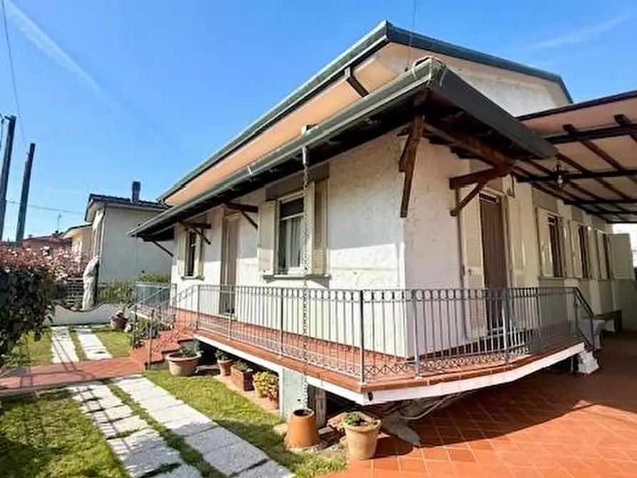 Immagine 2 di Casa semindipendente in vendita  a Camaiore