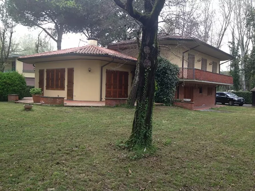 Immagine 4 di Villa in vendita  a Massa