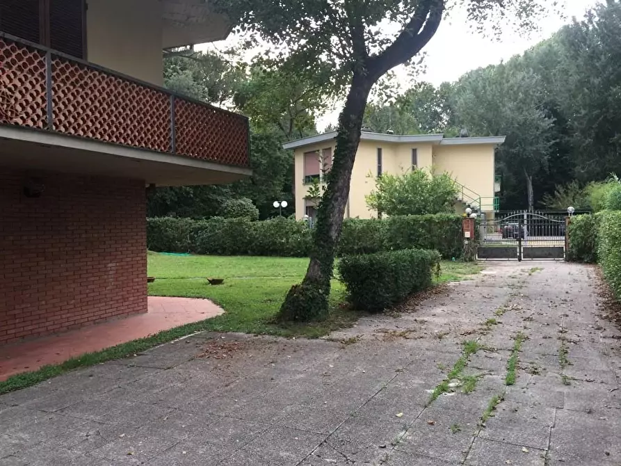 Immagine 13 di Villa in vendita  a Massa