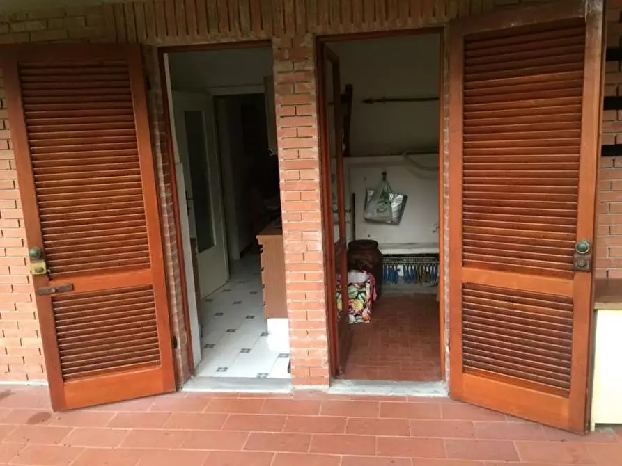 Immagine 8 di Villa in vendita  a Massa
