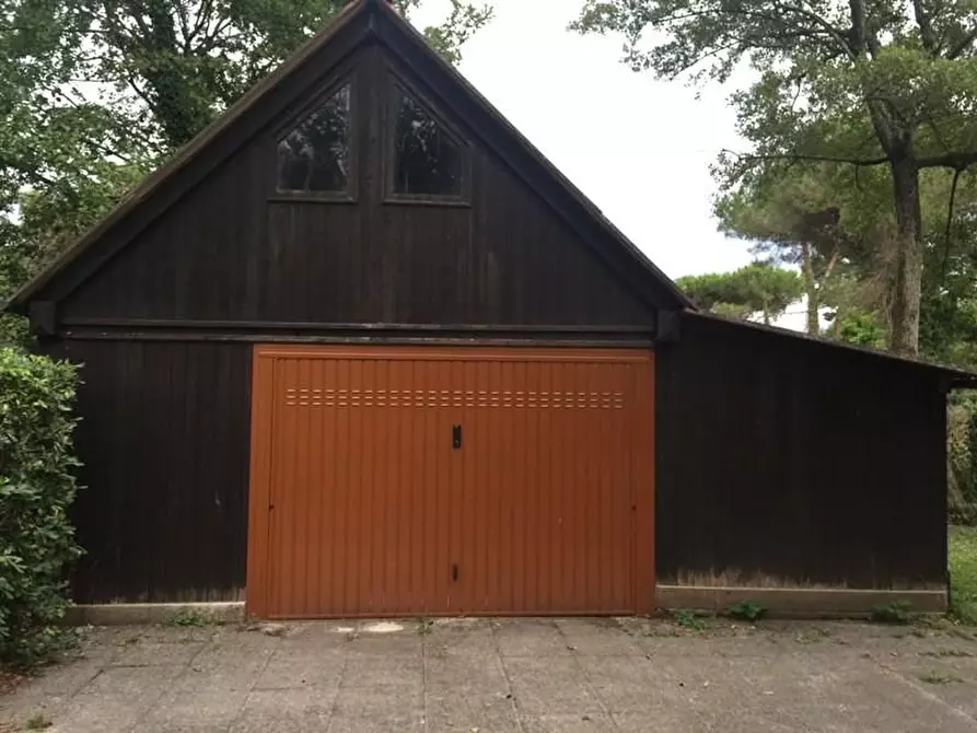 Immagine 10 di Villa in vendita  a Massa