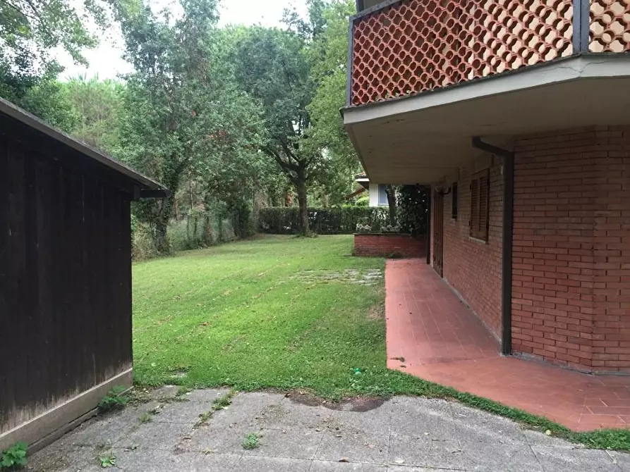 Immagine 12 di Villa in vendita  a Massa