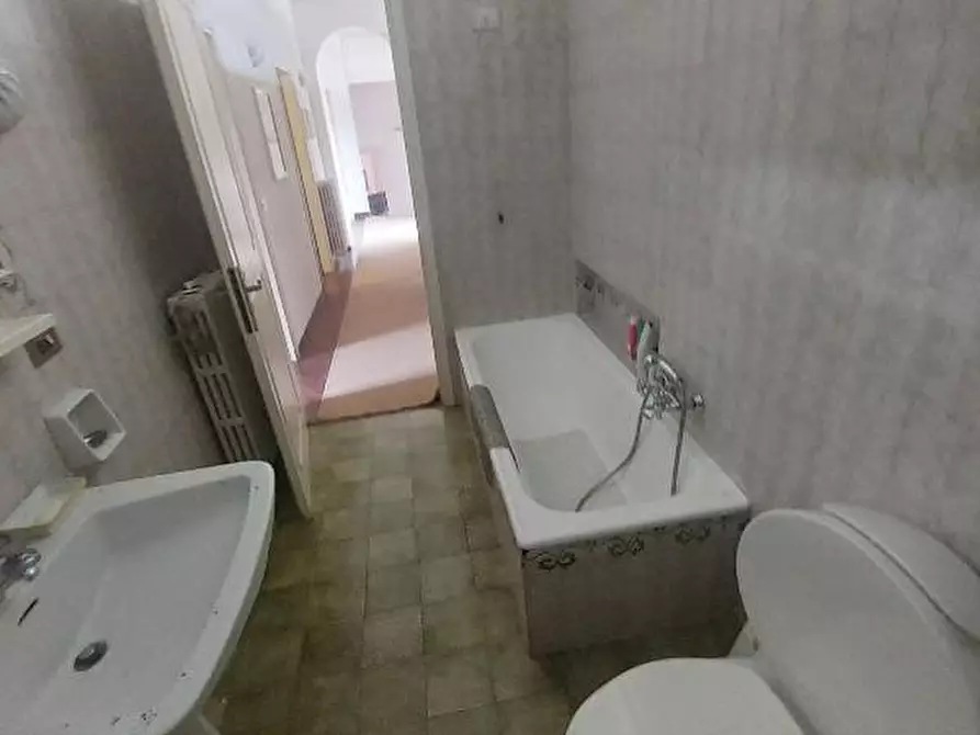 Immagine 21 di Villa in vendita  a Massa