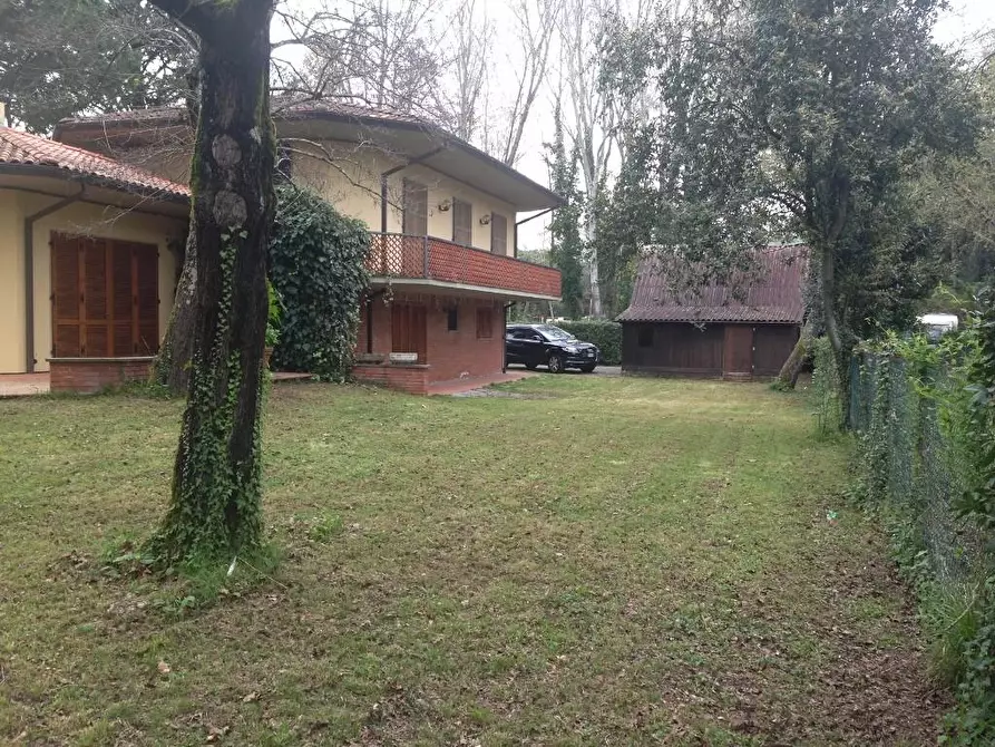Immagine 5 di Villa in vendita  a Massa
