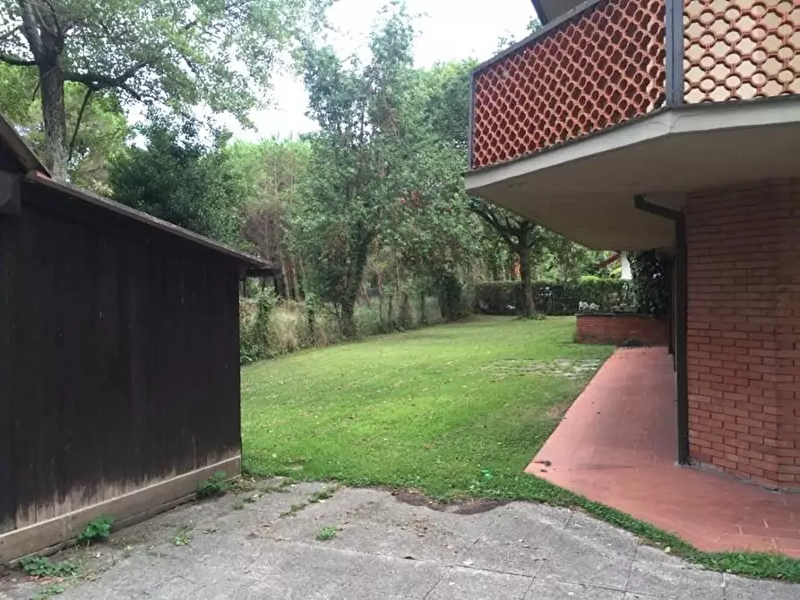 Immagine 11 di Villa in vendita  a Massa