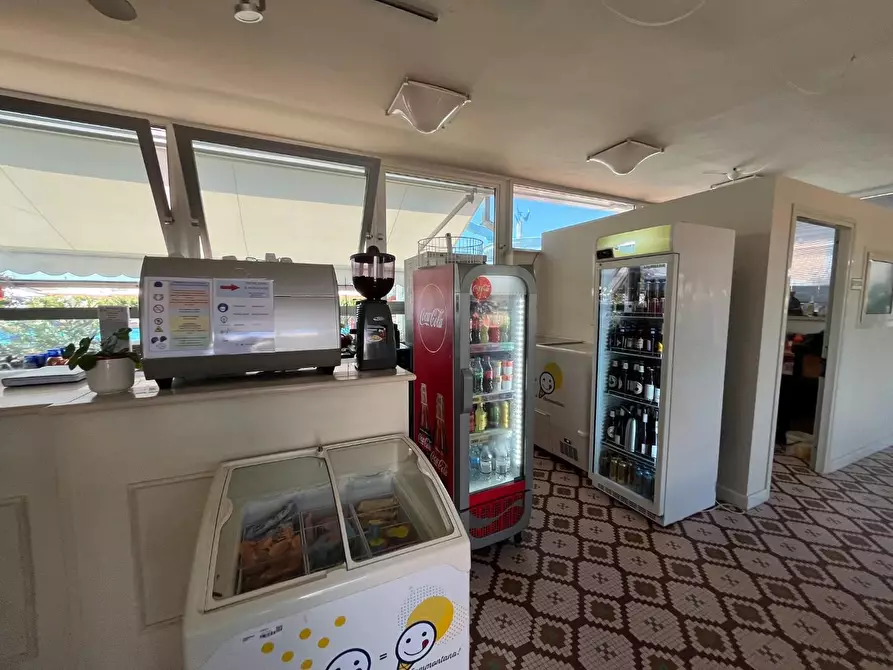 Immagine 8 di Attività commerciale in vendita  a Carrara