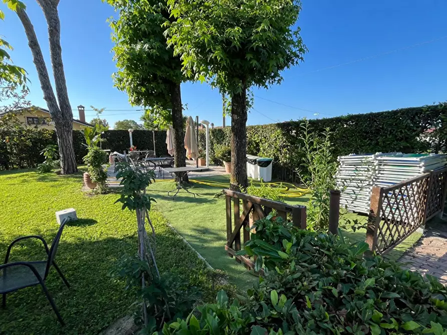 Immagine 25 di Attività commerciale in vendita  a Carrara