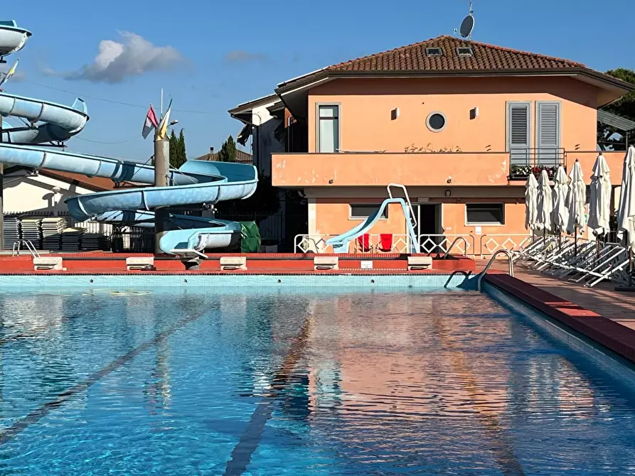 Immagine 20 di Attività commerciale in vendita  a Carrara