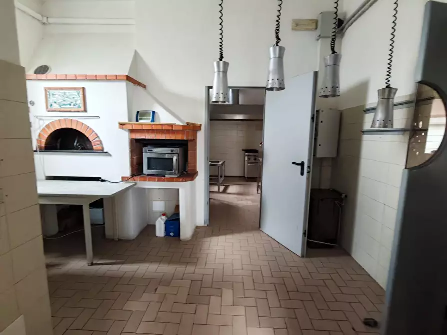 Immagine 54 di Attività commerciale in vendita  a Carrara
