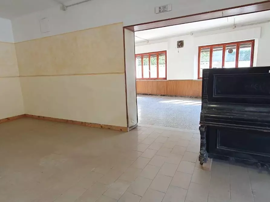 Immagine 10 di Laboratorio in affitto  a Capannori