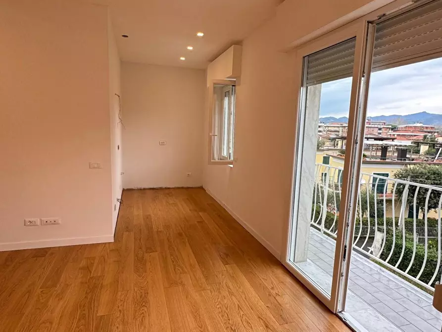 Immagine 3 di Appartamento in vendita  a Massa