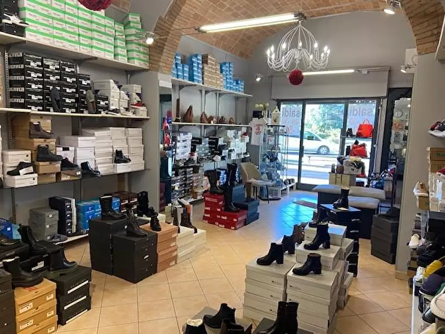 Immagine 3 di Attività commerciale in vendita  a Rosignano Marittimo