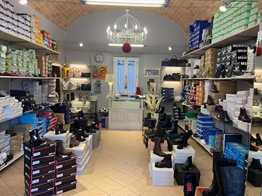 Immagine 2 di Attività commerciale in vendita  a Rosignano Marittimo