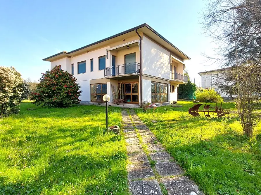 Immagine 3 di Villa in vendita  a Lucca