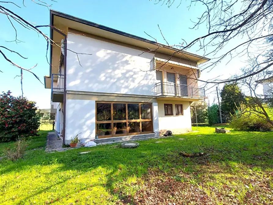 Immagine 4 di Villa in vendita  a Lucca