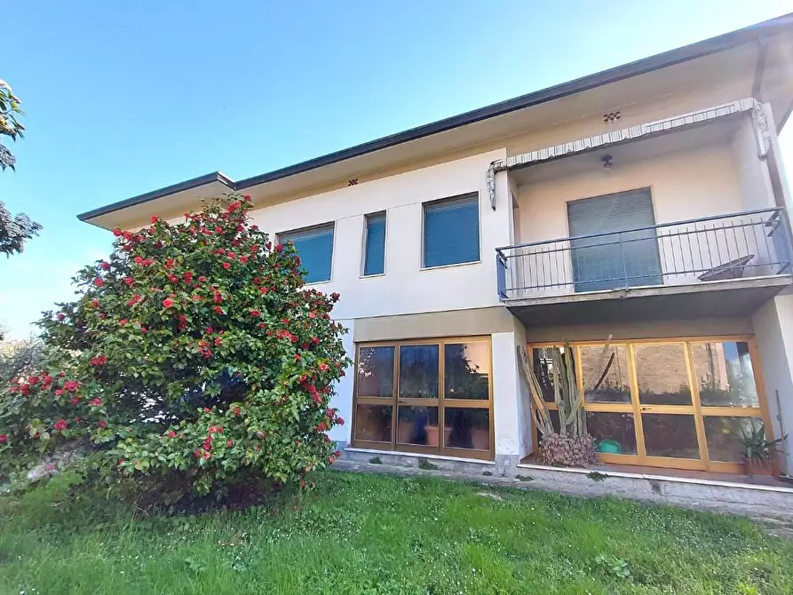 Immagine 1 di Villa in vendita  a Lucca