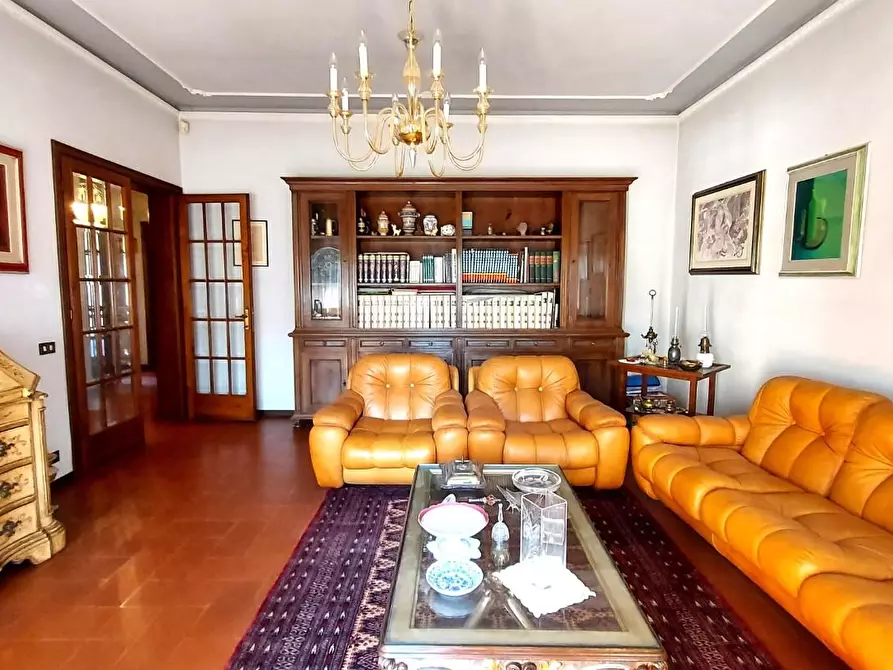 Immagine 12 di Villa in vendita  a Lucca