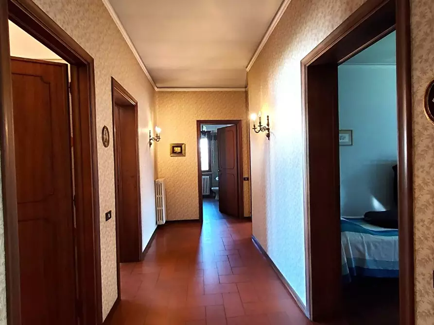 Immagine 2 di Villa in vendita  a Lucca