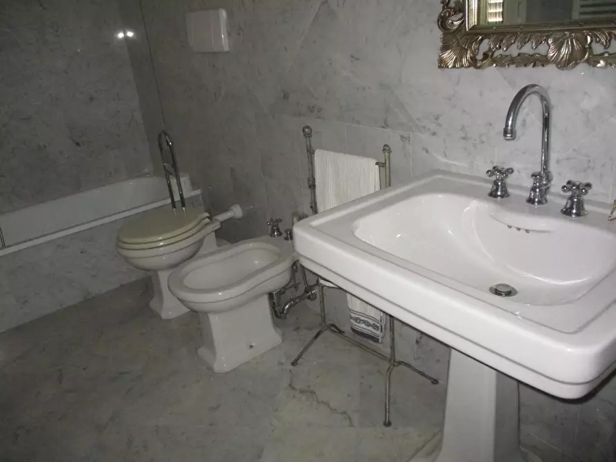 Immagine 10 di Villa in vendita  a Viareggio