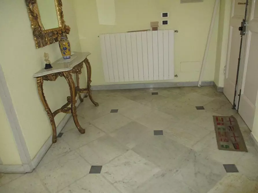 Immagine 4 di Villa in vendita  a Viareggio