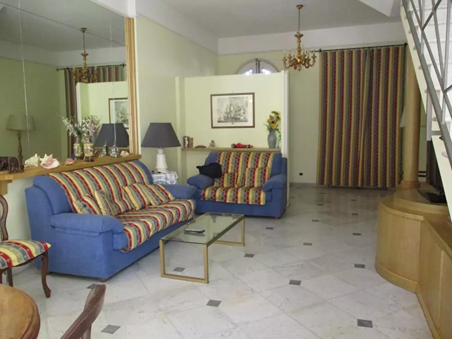 Immagine 1 di Villa in vendita  a Viareggio