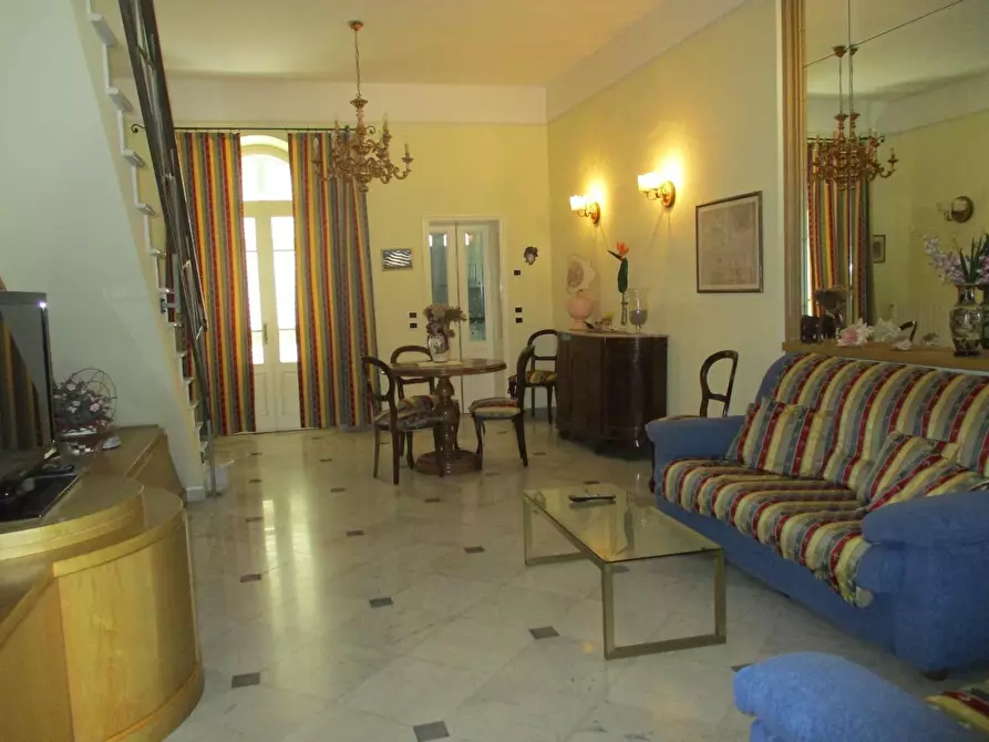 Immagine 3 di Villa in vendita  a Viareggio