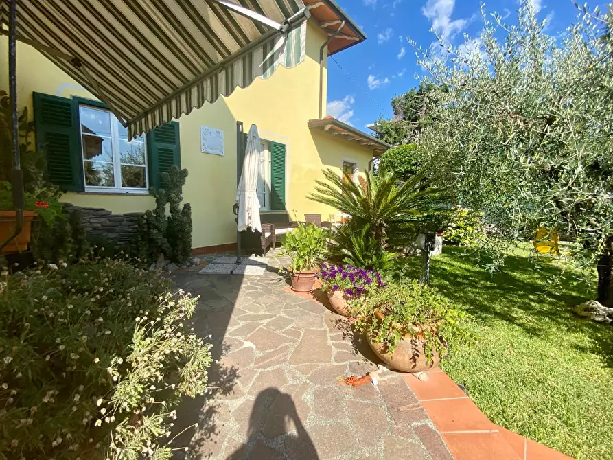 Immagine 11 di Casa bifamiliare in vendita  a Ortonovo