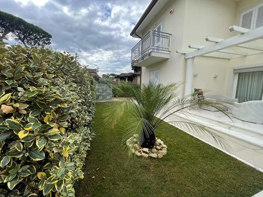 Immagine 2 di Casa bifamiliare in vendita  a Pietrasanta