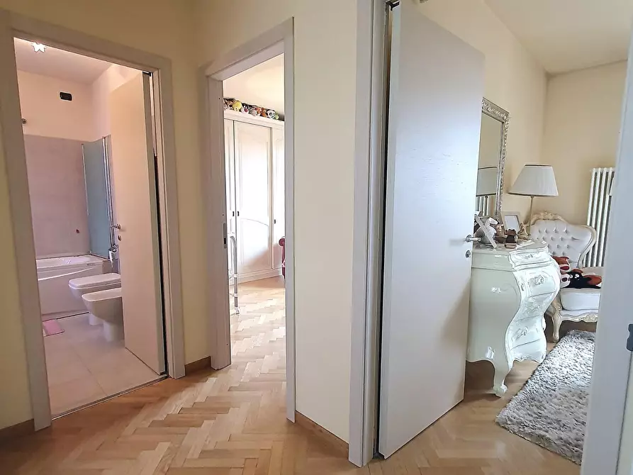 Immagine 28 di Villetta a schiera in vendita  a Lucca