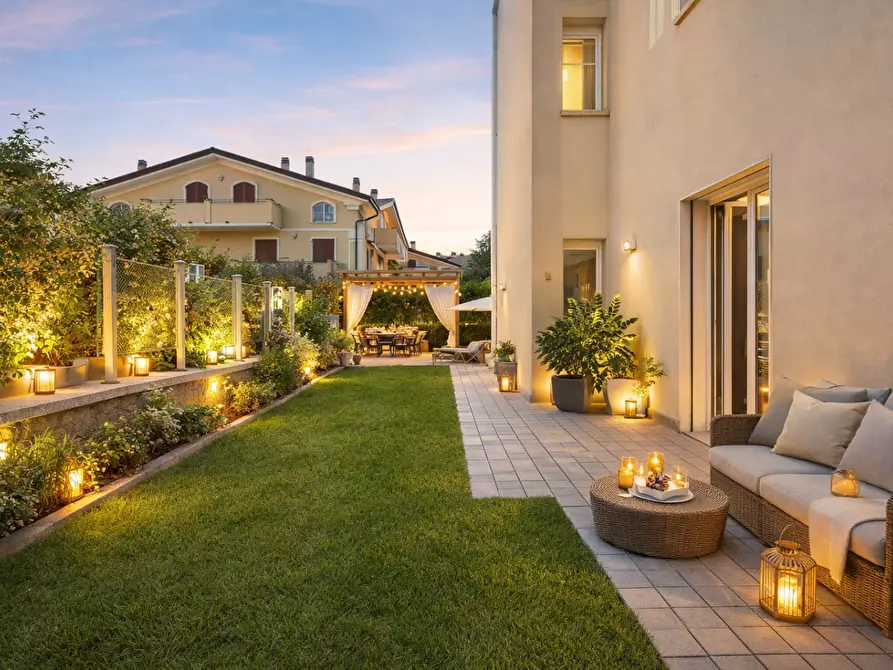 Immagine 1 di Appartamento in vendita  a Massa