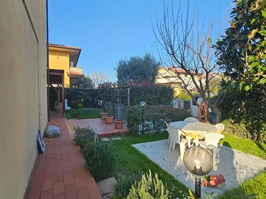 Immagine 3 di Casa bifamiliare in vendita  a Collesalvetti