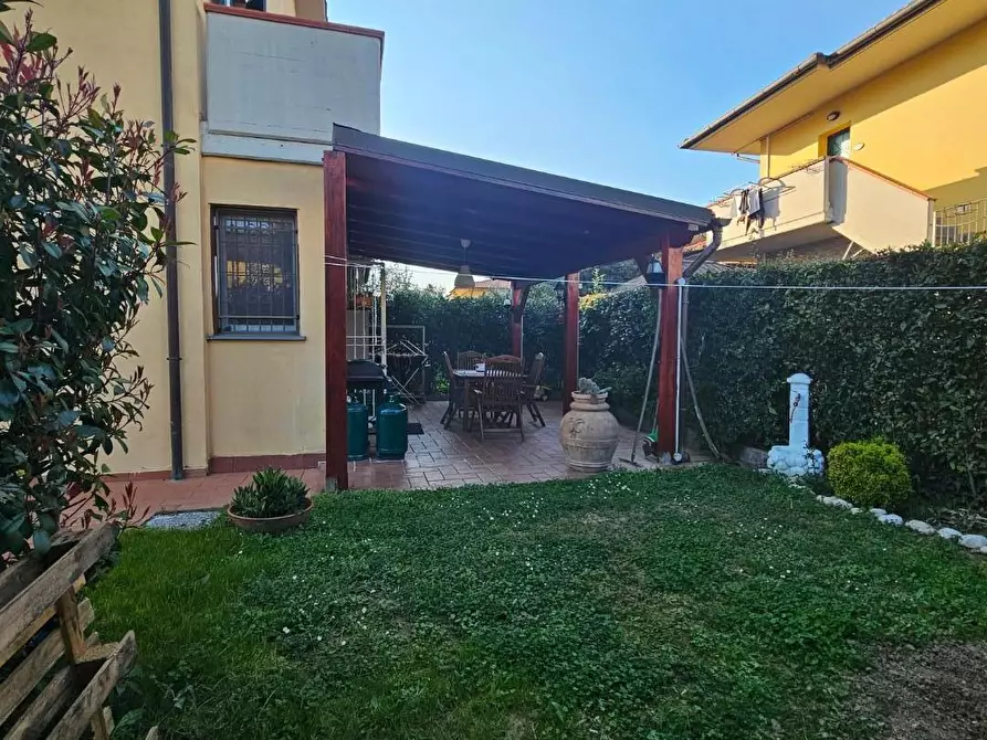 Immagine 9 di Casa bifamiliare in vendita  a Collesalvetti