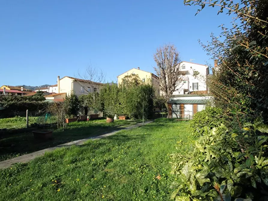 Immagine 17 di Appartamento in vendita  a Lucca