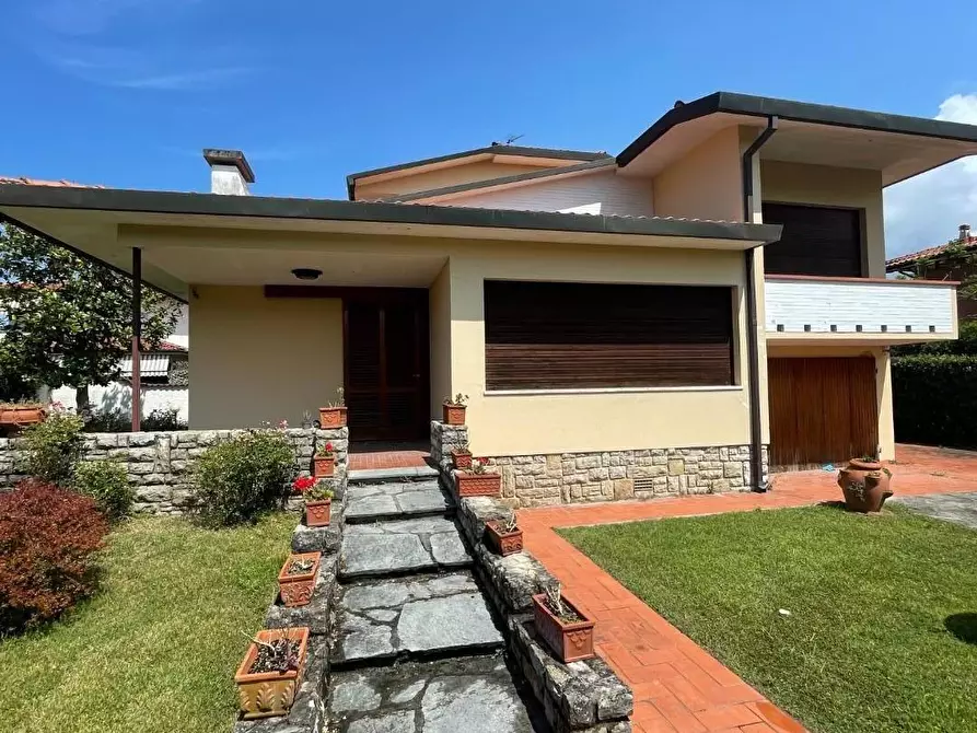 Immagine 2 di Villa in vendita  a Pietrasanta