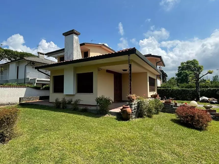 Immagine 1 di Villa in vendita  a Pietrasanta