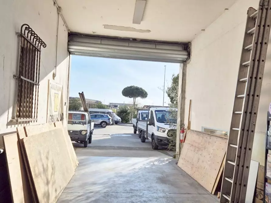 Immagine 11 di Attività artigianale in vendita  a Camaiore