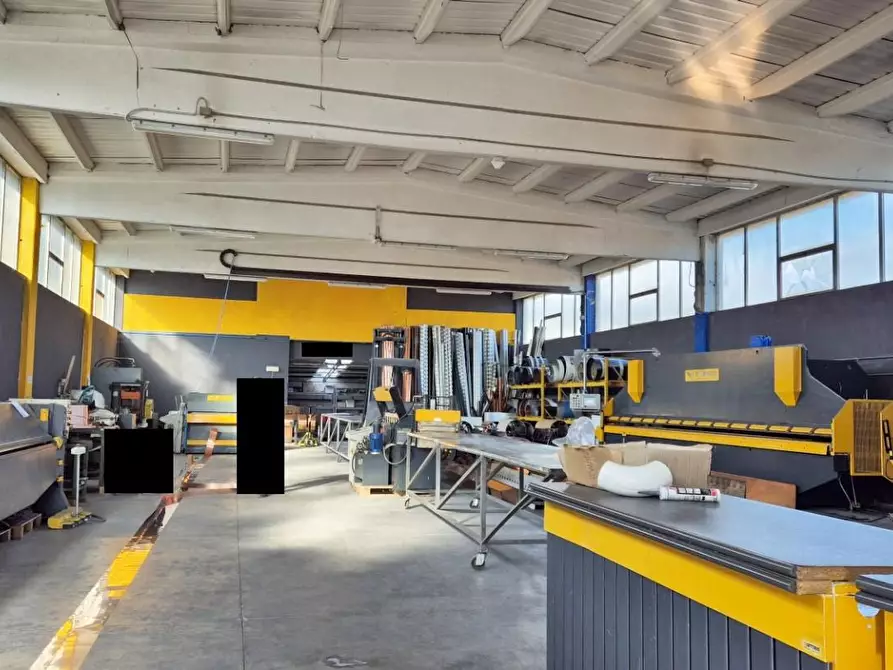 Immagine 14 di Attività artigianale in vendita  a Camaiore