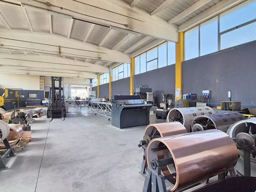 Immagine 18 di Attività artigianale in vendita  a Camaiore