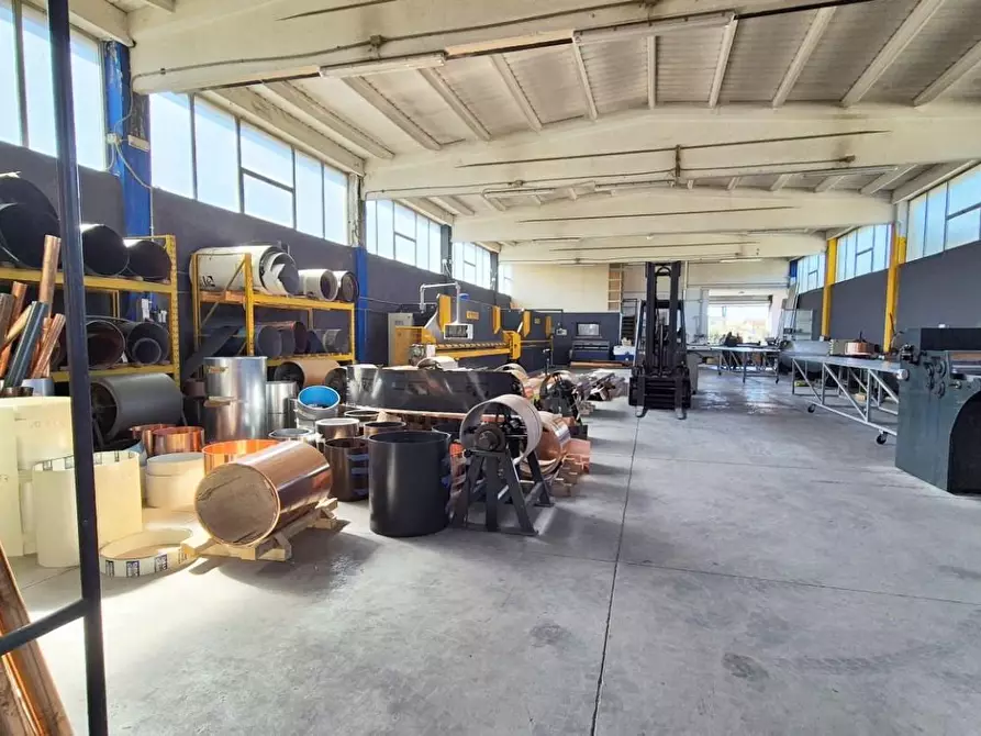 Immagine 16 di Attività artigianale in vendita  a Camaiore