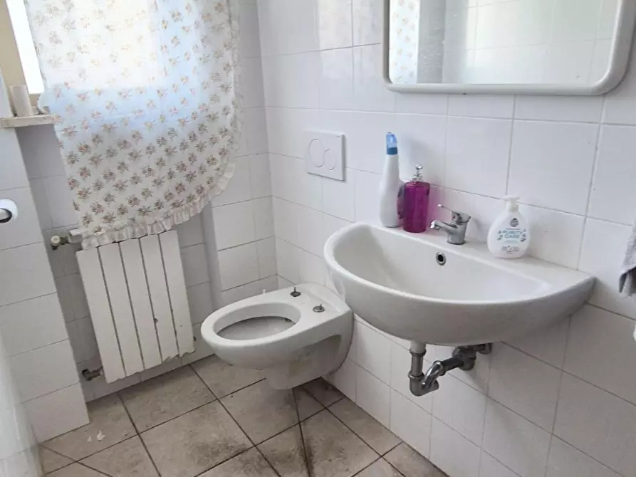 Immagine 23 di Attività artigianale in vendita  a Camaiore