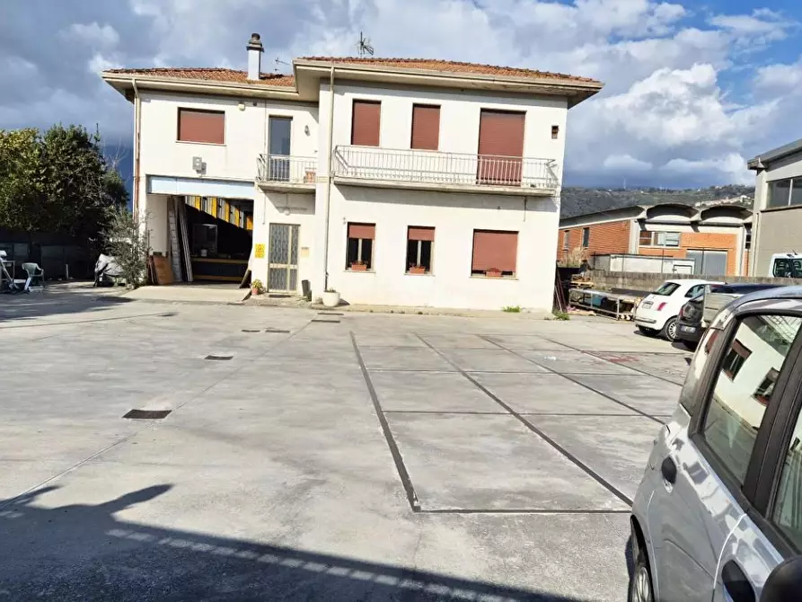 Immagine 1 di Attività artigianale in vendita  a Camaiore