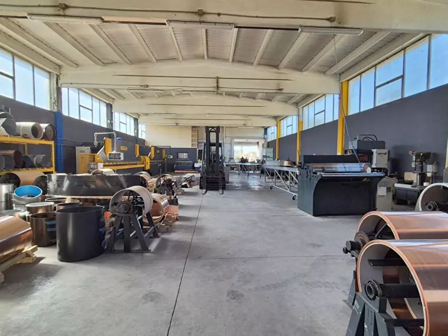 Immagine 17 di Attività artigianale in vendita  a Camaiore